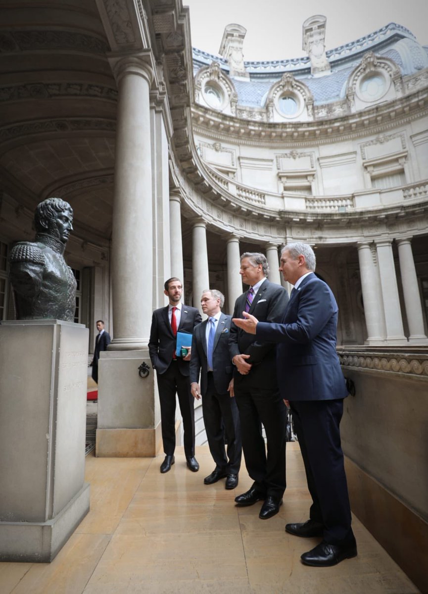 pabloquirno's tweet photo. Hoy recibí en el Palacio San Martín al vicesecretario de Estado de los Estados Unidos, Christopher Landau (@DeputySecState), y al subsecretario para el Hemisferio Occidental, Juan Pablo Segura (@WHAAsstSecty).

Avanzamos en los compromisos asumidos en Nueva York y Washington: cooperación contra el crimen organizado y el narcoterrorismo, el Corredor Andes-Atlántico, el financiamiento del EXIM Bank, minerales críticos y el camino hacia el Programa de Exención de Visas.

Argentina y Estados Unidos compartimos una convicción: la defensa de la vida, la libertad y la propiedad privada. Decimos lo que pensamos y cumplimos lo que prometemos. 

🇦🇷🤝🇺🇸