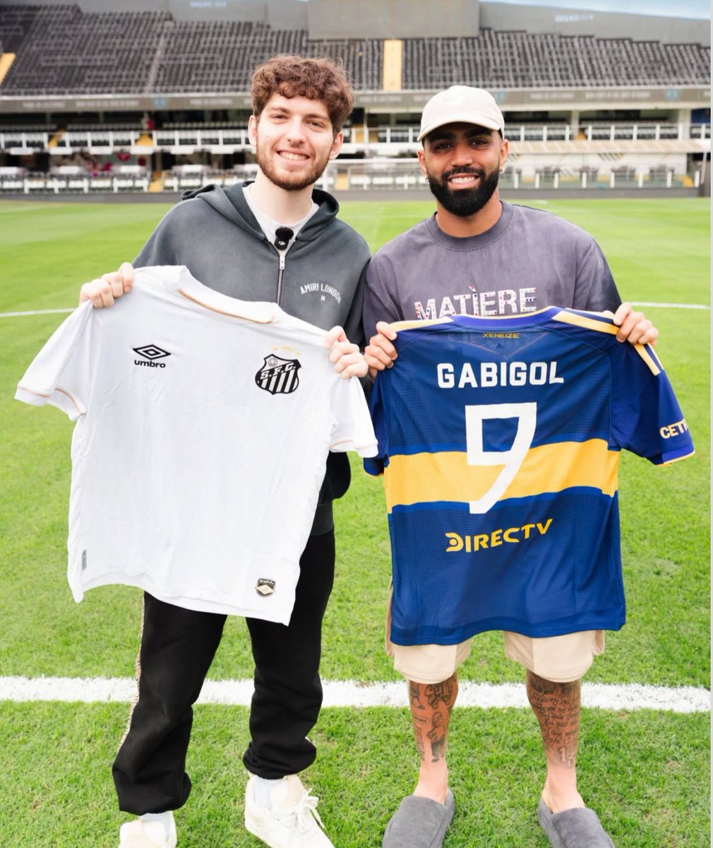 UniversoBoca12's tweet photo. ⚽🇧🇷 GABIGOL CON LA DE #BOCA 💙💛💙

👏 El delantero brasileño se juntó con el tipazo de @DavooXeneizeJRR e intercambiaron camisetas. 

👀 Imposible no recordar esa tarde en Lima que con un doblete histórico en 3 minutos los arruinó...

🗣️ ¿CUÁNTO ME DIJO CHELO? 🤣⚽⚽ https://t.co/7r0eiDp4lJ
