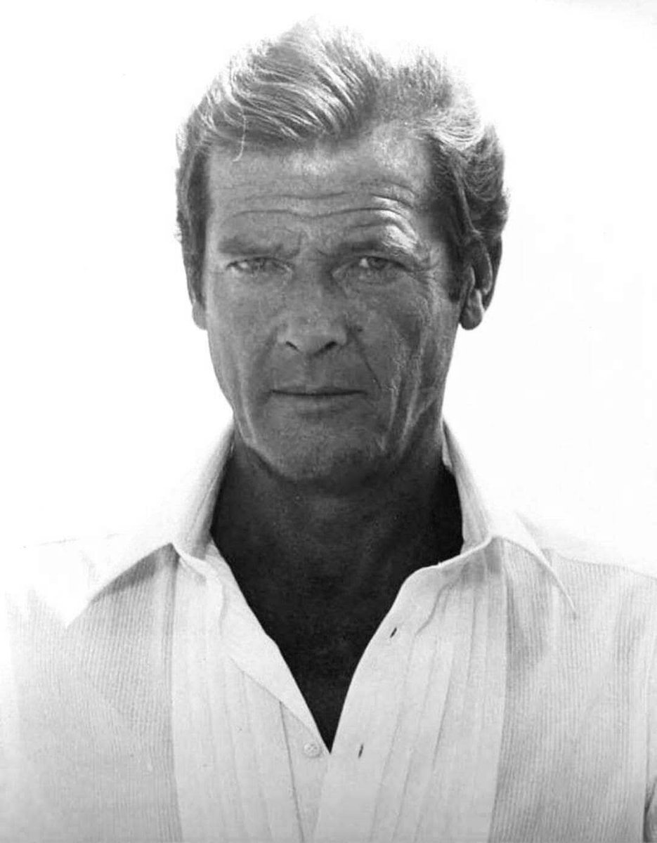 RogerMooreFan's tweet photo. A serious looking Roger during the filming of For Your Eyes Only. https://t.co/3Xdr4I7gum