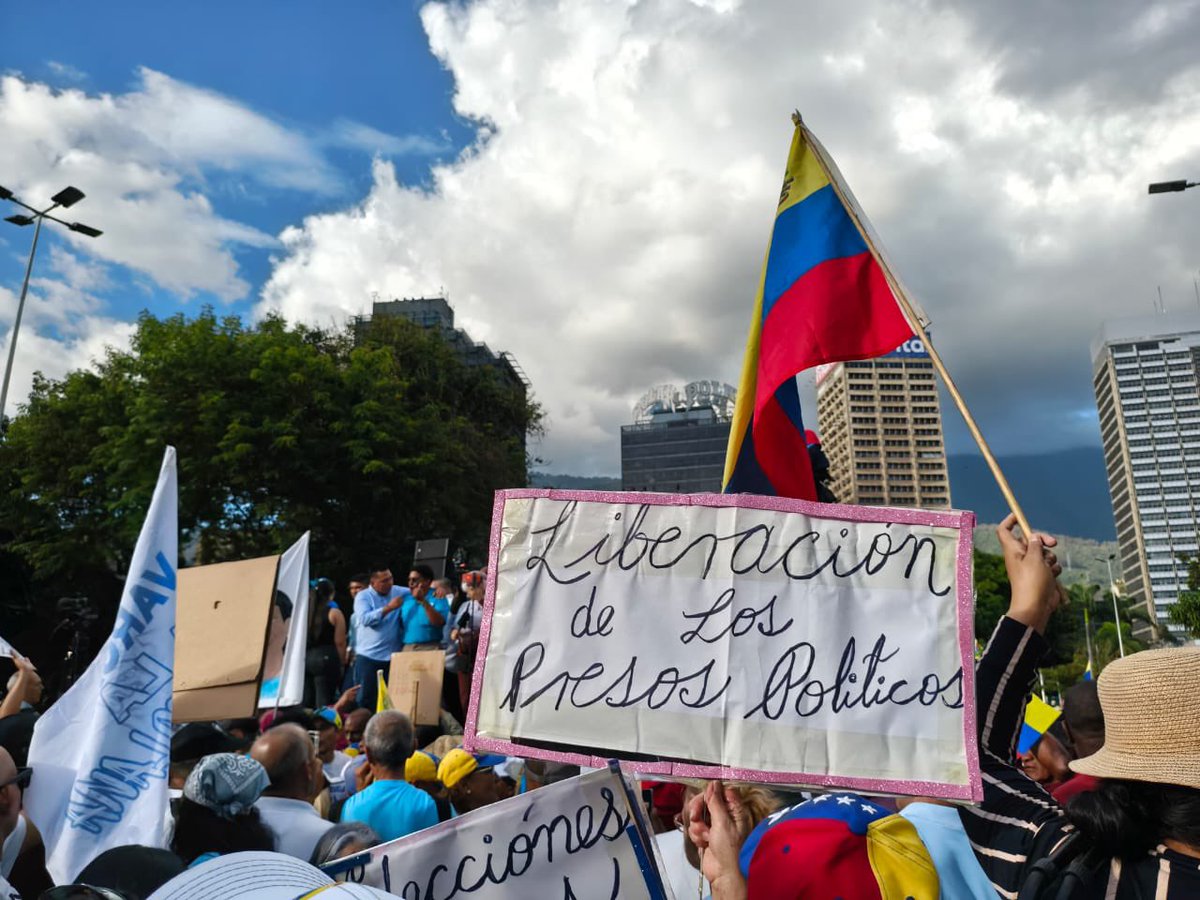 VenteDDHH's tweet photo. Desde las calles de #Caracas, los venezolanos alzan  exigen la libertad de todos los presos políticos.
La justicia no puede esperar. ¡Que sean todos libres y vuelvan a casa! 🇻🇪 https://t.co/r9hCZBXDsO
