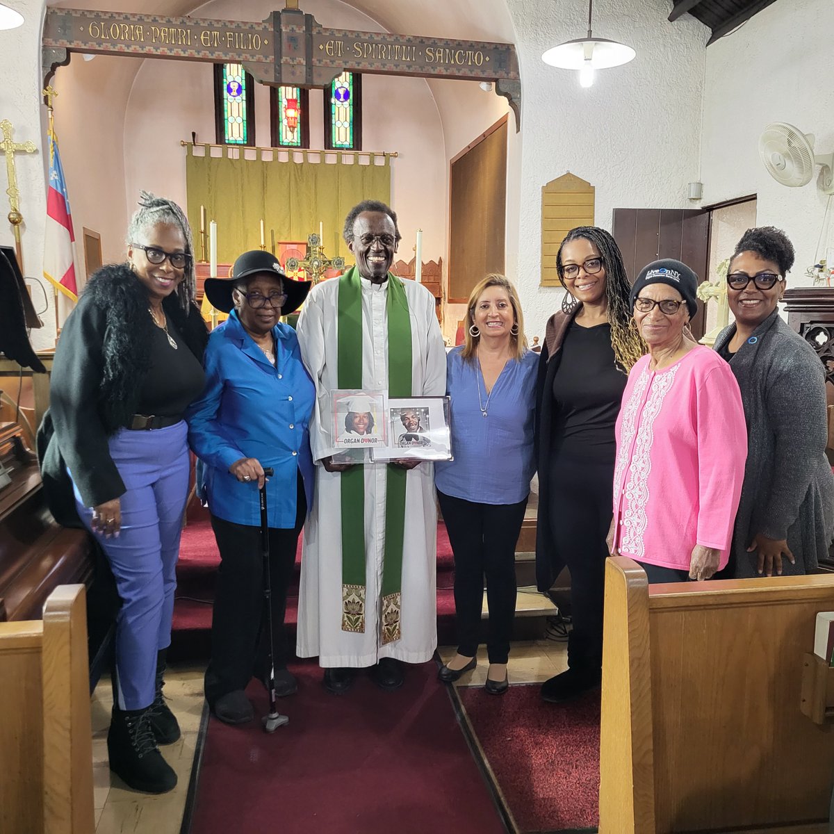 LiveOnNewYork's tweet photo. Volunteers Carmen & Christine Hanchard hosted a table at The Episcopal Church of Saints John Paul + Clement to honor donor heroes Clarence "Lukie" Hanchard Jr. & Camille Hanchard on Lukie's birthday. Thank you to all who joined in remembrance: https://t.co/yBl3exKEqc #LiveOnNY https://t.co/HszQKEqqgo