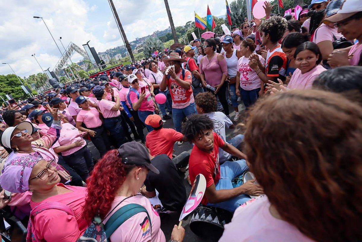 Mercede073's tweet photo. @DONKANDAVILA ¡L@s Chavistas somos mayoría y siempre llenamos las calles con alegría y esperanza!
#ConLaMujerVenezuelaRenace https://t.co/woZjHgd08x
