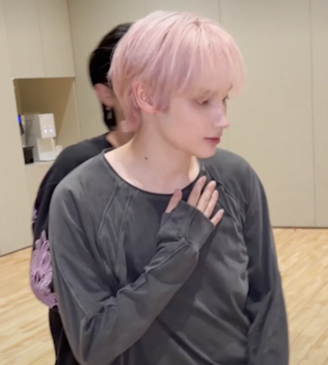 astrozzn's tweet photo. long hair Beomgyu and Pink Kai in ONE comeback is actually too powerful it feels like my brain is malfunctioning https://t.co/7TjVLnC8XY