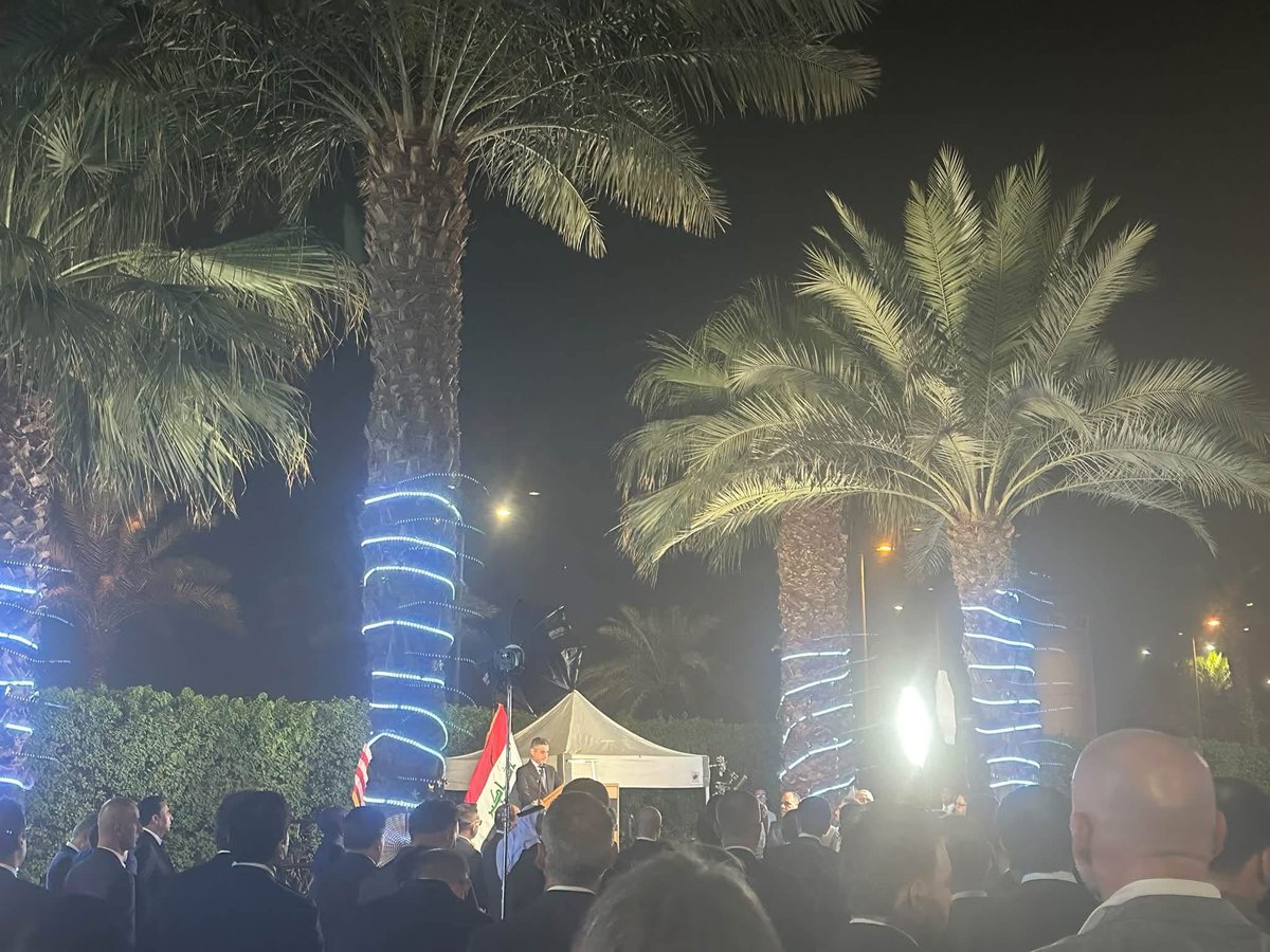 RusslyA's tweet photo. هاي السفارة الامريكية ببغداد..
المجاهدين وربعهم والسياسيين رايحين كلهم يباركون للسفير الامريكي..

انتو اللي تتهمون الآخرين بالتبعية والعمالة، كلكم رايحين تباركون هناك!؟ 

ولد السفارة.. https://t.co/dfefwafGj5
