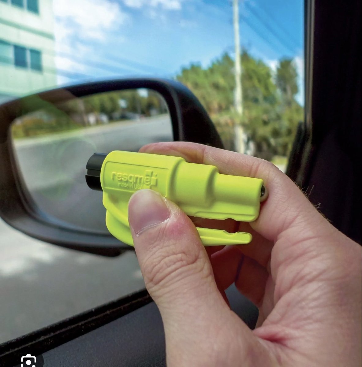 KashPrime's tweet photo. Since my last car accident, I keep a glass breaker on my keychain in case I ever get stuck. Also doubles as a seatbelt cutter. https://t.co/NnhE0oQrb5