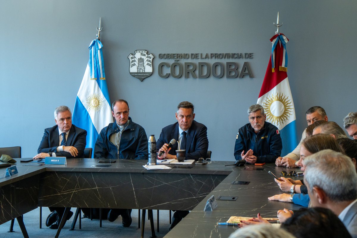 minsegcba's tweet photo. 🛡️ VISITA DEL PAPA: AVANZA LA COORDINACIÓN DEL OPERATIVO DE SEGURIDAD
🔹El ministro de Seguridad @QuinterosJP, junto al ministro de Vinculación y Gestión Institucional @miguelsiciliano , encabezaron una reunión de trabajo con el padre Juan Martínez, representantes de #FAdeA, autoridades municipales y otros actores involucrados en la planificación vinculada a la visita de León XIV a #Córdoba.
✔️El encuentro permitió avanzar en la articulación entre las distintas instituciones y coordinar aspectos organizativos fundamentales para un evento de esta magnitud.
🔸La planificación contempla el trabajo conjunto de los organismos participantes, con especial atención a la organización de los espacios, la circulación y las condiciones de seguridad para quienes formen parte de las actividades.
📌La coordinación anticipada entre Provincia, Municipio e instituciones es clave para ordenar las tareas y preparar una respuesta conjunta ante cada necesidad.