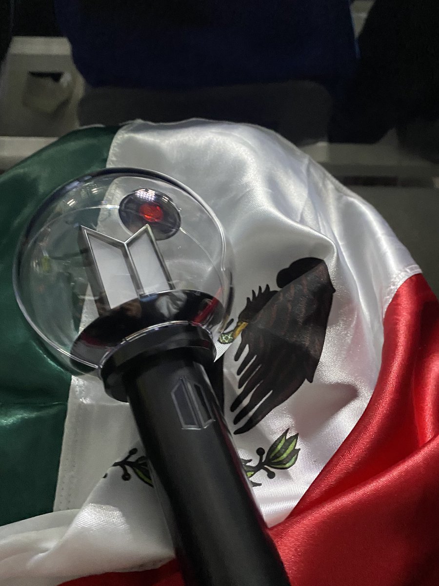 spoukive's tweet photo. lo único q puedo decir fue que las chicas a mi alrededor nunca me hicieron el feo, al contrario fueron muy amables conmigo tanto en la fila como en el concierto y se los agradezco (en especial a las de la fila), me cayeron súper bien y nunca sabré como se llamaban😔 https://t.co/v4CT2SyfqX
