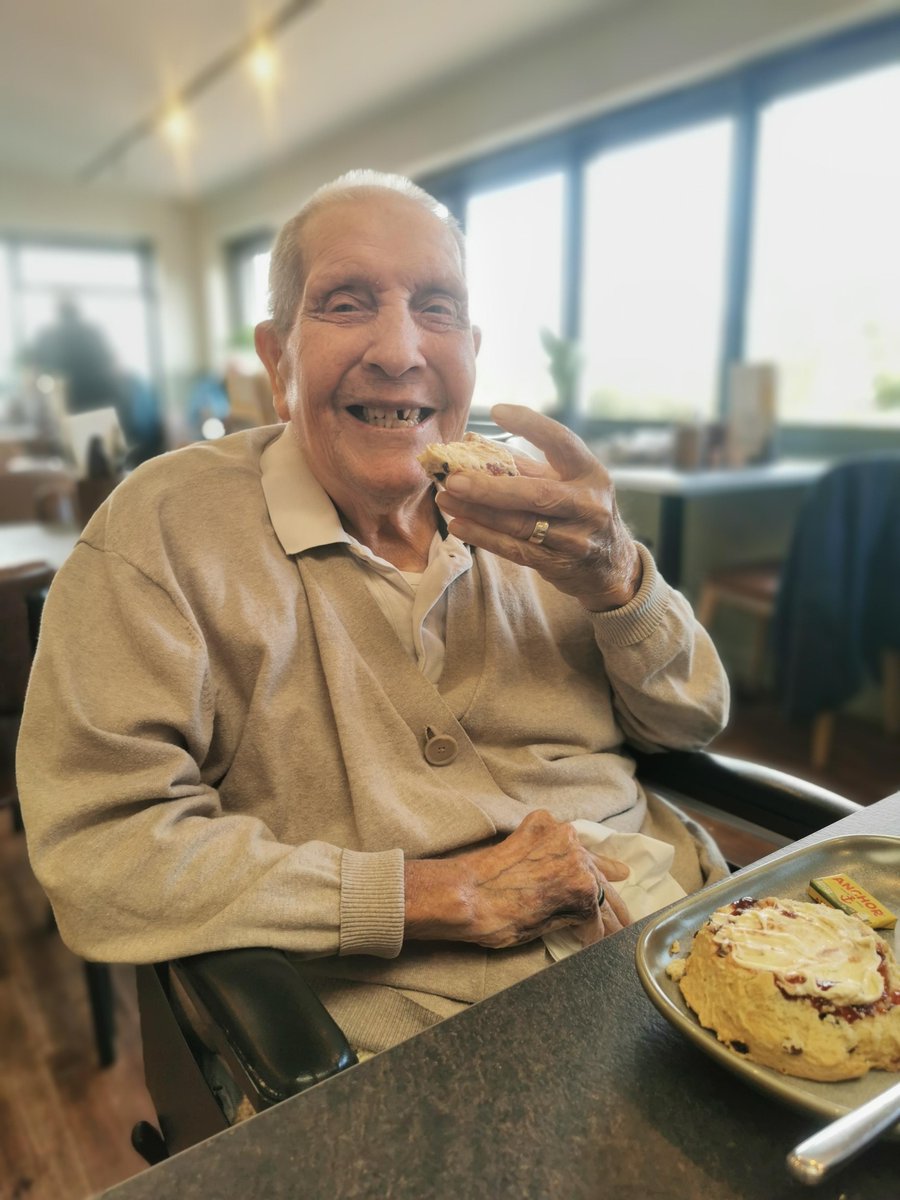 FriendsElderly's tweet photo. Residents at New Copford Place had a lovely visit to Perrywood Garden Centre, enjoying the Halloween and Christmas displays, browsing the plants, and treating themselves to refreshments in the café. ☕🌿🎄

 Find out more about our Colchester care home: https://t.co/IOnHaaAuvo https://t.co/uhtDqto2CB