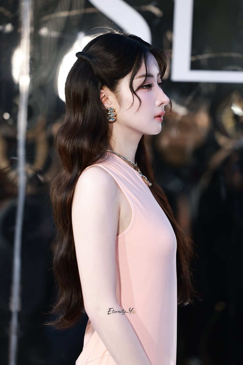 spyy_1414's tweet photo. มุมด้านข้างที่หลงรัก😍

APASRA ARCHIVE026 EFW26
#YokoatEFW26ICONSIAM https://t.co/Lo3oSyj95Z