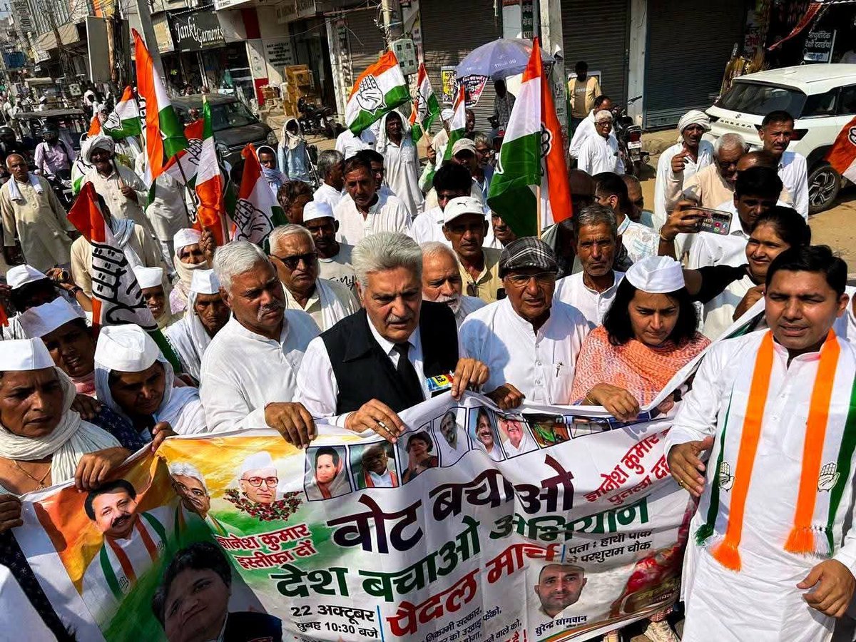 INCHaryana's tweet photo. 📍 चरखी दादरी

"वोट बचाओ, देश बचाओ" अधिवेशन

चरखी दादरी ब्लॉक में कांग्रेस पार्टी द्वारा “वोट बचाओ, देश बचाओ" अभियान के तहत अधिवेशन आयोजित किया गया। 

कार्यक्रम में मुख्य अतिथि के रूप में हरियाणा प्रदेश कांग्रेस सेवादल की अध्यक्ष एवं जिला प्रभारी @drpoonam25 जी उपस्थित रहीं।

कार्यक्रम के दौरान कांग्रेस कार्यकर्ताओं ने मुख्य चुनाव आयुक्त ज्ञानेश कुमार के इस्तीफे की मांग को लेकर पैदल मार्च निकाला और विरोध प्रदर्शन करते हुए ज्ञानेश कुमार का पुतला दहन किया। इस दौरान लोकतंत्र की रक्षा, मताधिकार की सुरक्षा तथा चुनावी प्रक्रिया में पारदर्शिता सुनिश्चित करने की मांग उठाई गई।
इस दौरान कार्यक्रम आयोजक एवं ब्लॉक अध्यक्ष श्री सुरेंद्र सांगवान जी, सहित कांग्रेस पार्टी के वरिष्ठ नेता, पदाधिकारी एवं कार्यकर्ता मौजूद रहे।

कांग्रेस के सभी पदाधिकारियों और कार्यकर्ताओं सहित ब्लॉक के सभी जिम्मेदार जागरूक नागरिकों ने लोकतंत्र बचाने का संकल्प लेते हुए अपनी सक्रिय भूमिका निभाई।

कार्यक्रम में लोकतंत्र की रक्षा, मताधिकार के प्रति जागरूकता और संगठन को जमीनी स्तर पर मजबूत बनाने के साथ कांग्रेस नेतृत्व द्वारा कार्यकर्ताओं से एकजुट होकर अभियान को आगे बढ़ाने का आह्वान किया गया।

@kharge 
@RahulGandhi
@priyankagandhi 
@SanjaySDutt
@raonarenderinc
@BhupinderShooda 
@JitendraBaghel_
@INCIndia