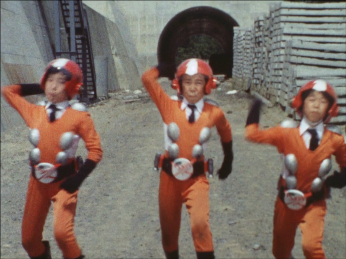 yartsensei's tweet photo. ウルトラマンA第39話、パトロール中のタックパンサーが出てくるトンネル、そこ線路ですよ。 https://t.co/coVFQ0zzYj