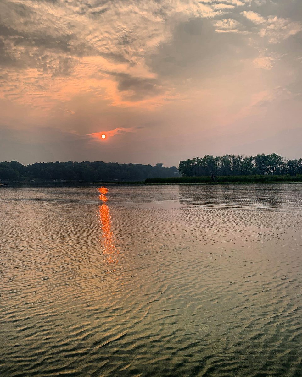 BrantvQCalhoErG's tweet photo. A little smoky, but still beautiful. https://t.co/3HEYntA0kz