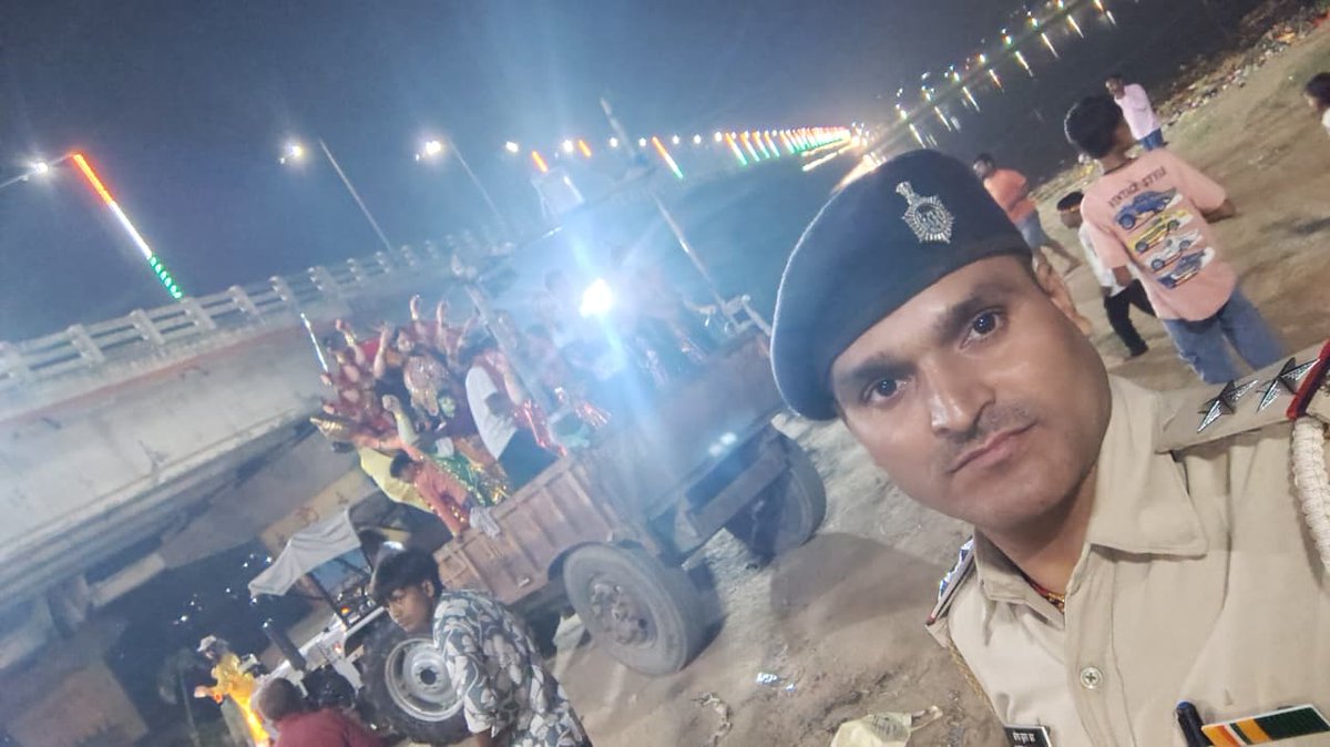 GAYAPOLICEBIHAR's tweet photo. इस दौरान विधि-व्यवस्था एवं सुरक्षा व्यवस्था बनाए रखने हेतु पुलिस पदाधिकारी एवं कर्मी पूरी मुस्तैदी से तैनात हैं।
@bihar_police
@IPRDBihar
@gaya_dm
@IgMagadh
#Gayapolicebihar
#gaya 
#bihar 
#government https://t.co/01bnqT7ofM