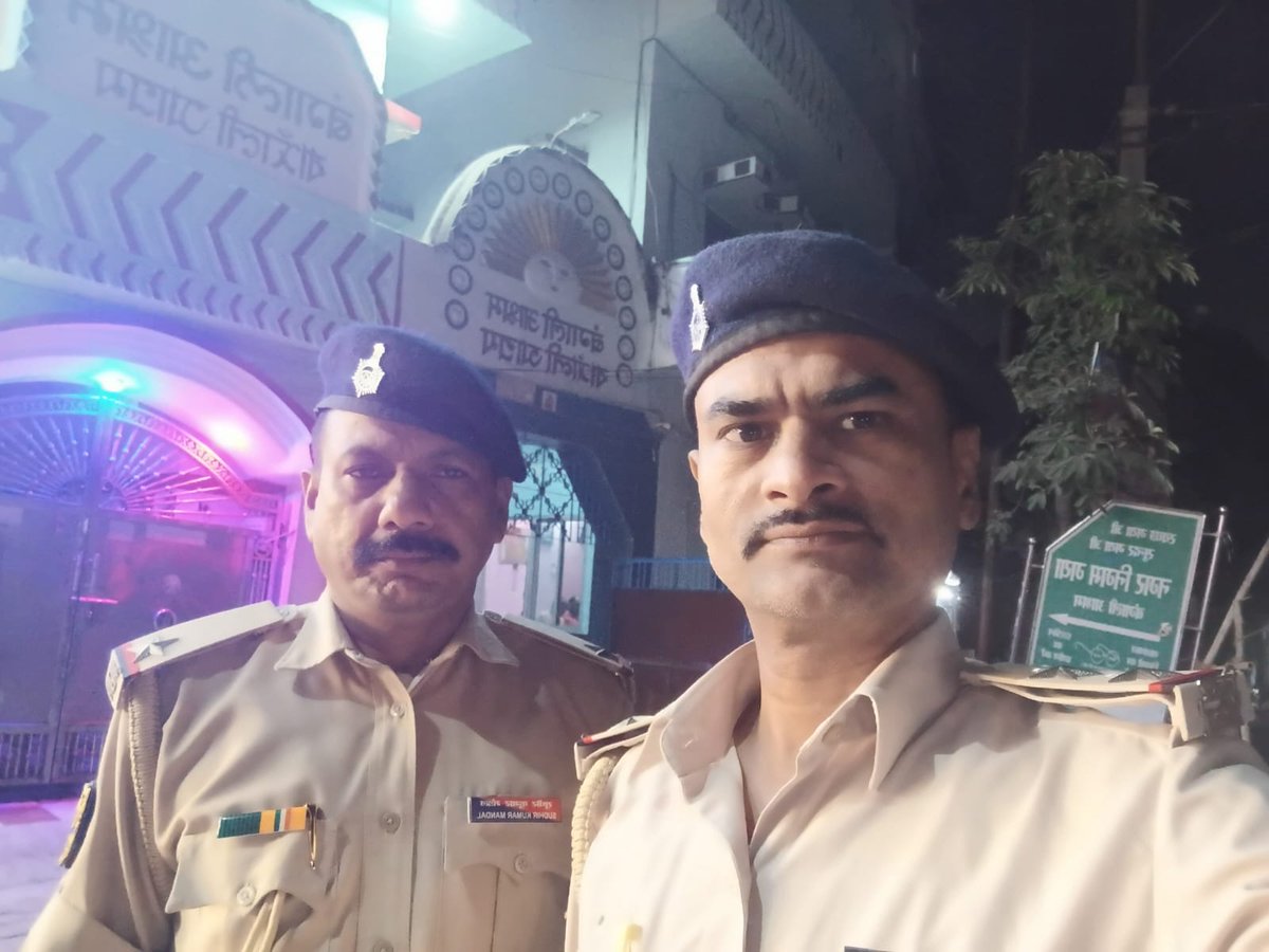 GAYAPOLICEBIHAR's tweet photo. इस दौरान विधि-व्यवस्था एवं सुरक्षा व्यवस्था बनाए रखने हेतु पुलिस पदाधिकारी एवं कर्मी पूरी मुस्तैदी से तैनात हैं।
@bihar_police
@IPRDBihar
@gaya_dm
@IgMagadh
#Gayapolicebihar
#gaya 
#bihar 
#government https://t.co/01bnqT7ofM
