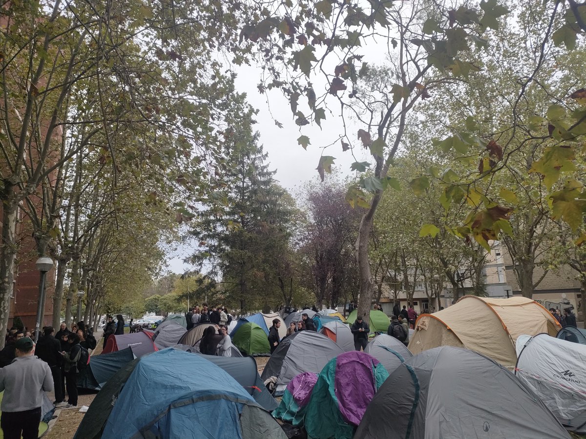 PisanoKarla's tweet photo. Acampada en Gasteiz para impedir el desahucio de mañana de una familia con 6 menores.

El Ayuntamiento de Gasteiz (PSOE/PNV) desahucia sin alternativa.

¡Luchemos para que la vivienda sea un derecho garantizado! https://t.co/Q2dU5wnMaR