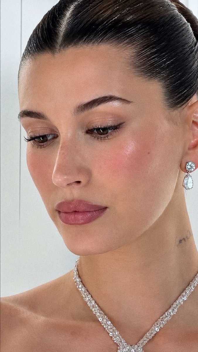 haileyrhded's tweet photo. that glow is unmatched ✨🤍 https://t.co/SWdO8RnEQG