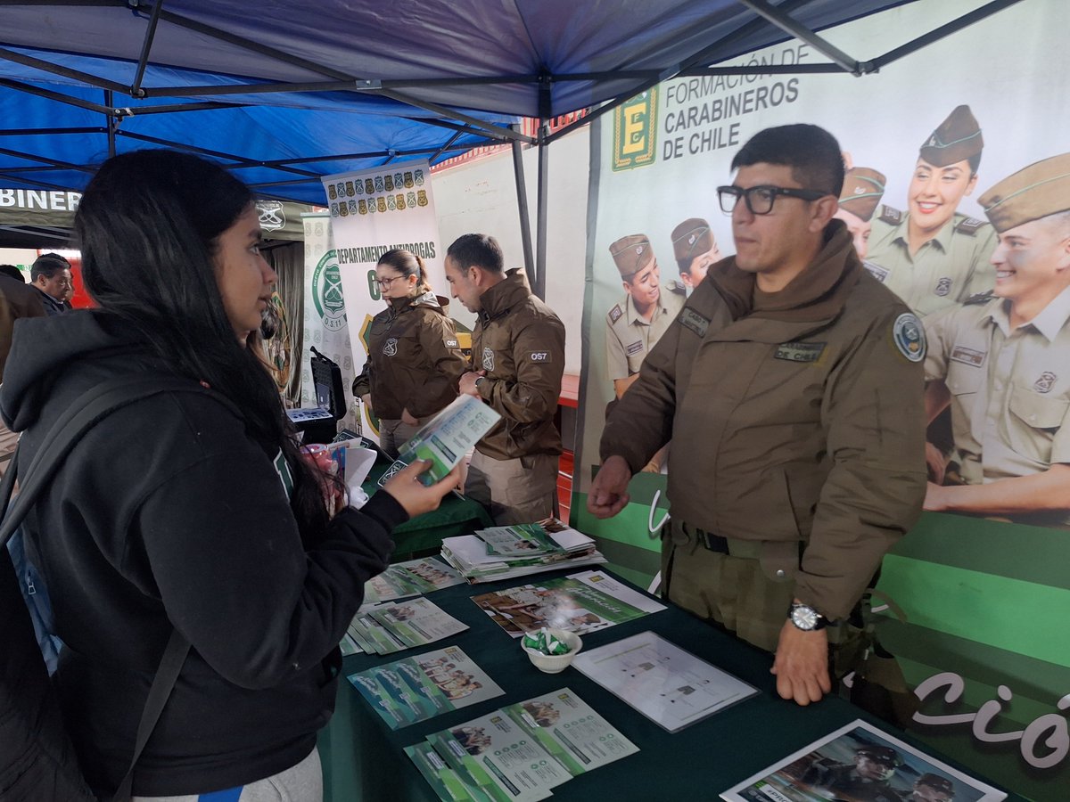 CarabBioBio's tweet photo. Diversas especialidades y Oficinas pertenecientes a la Prefectura de Carabineros #BíoBío participan en la Feria de Seguridad, Derechos y Oportunidades organizada por la Municipalidad de #Antuco, para mostrar diversas ofertas de educación superior a los jóvenes de esta comuna https://t.co/pZV8aI5FqE