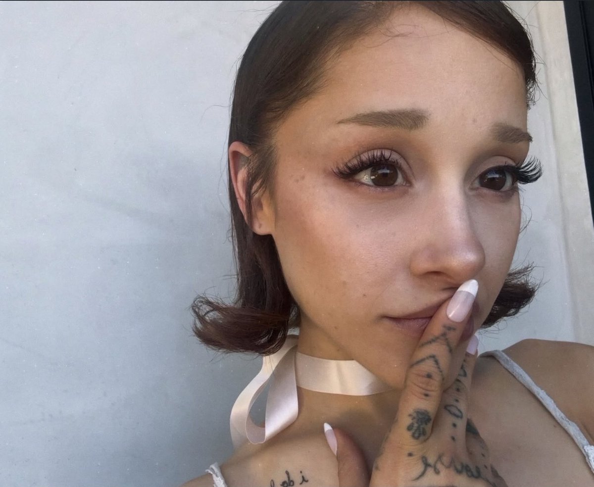 buffys's tweet photo. ARIANA GRANDE THIS SERVE https://t.co/fvYvjXLy4E