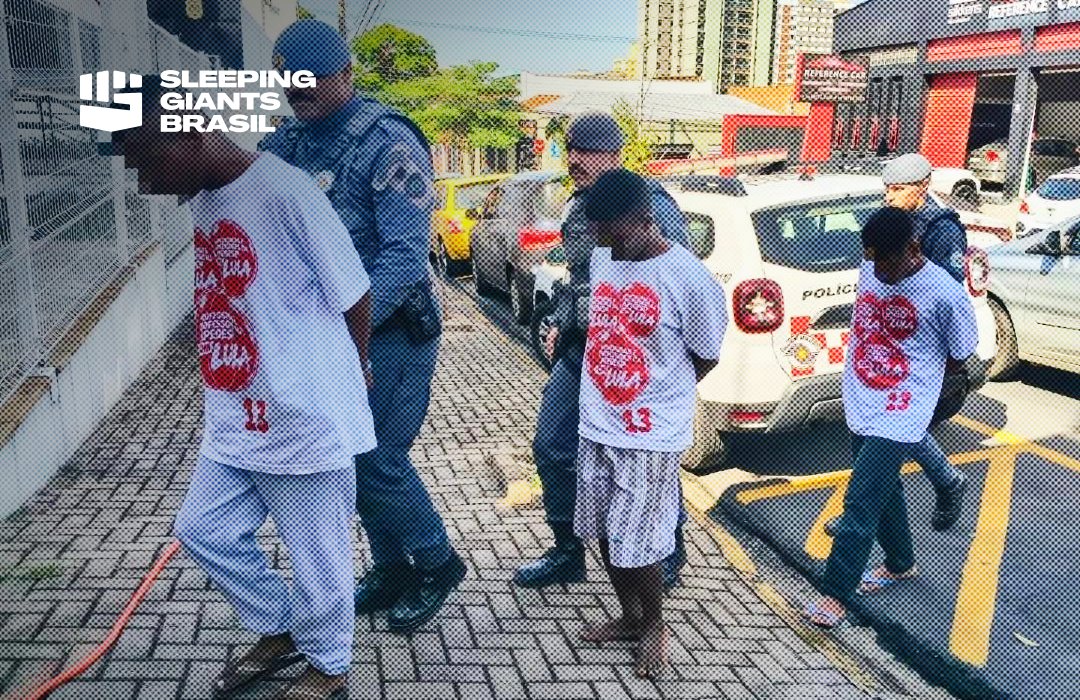 slpng_giants_pt's tweet photo. 📢 PM de Tarcisio é acusada de obrigar jovens presos a vestirem camiseta do PT

As imagens dos três jovens apreendidos pela polícia militar de São Paulo usando camisetas do petista foram divulgadas no Instagram do senador eleito Guilherme Derrite (PP-SP), ex-secretário de Segurança Pública do governo Tarcísio de Freitas (Republicanos). As camisetas tinham aparência de novas e eram idênticas.

O PT acionou a Procuradoria-Geral Eleitoral para investigar o caso. A legenda também pede que a Polícia Federal abra um inquérito para apurar fraude eleitoral e abusos que teriam sido cometidos contra o adolescente.

📰 Fonte: Folha de São Paulo