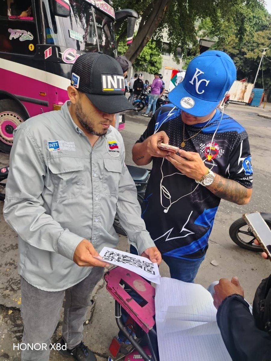 InttContigo's tweet photo. ¡Juntos construimos vías más seguras! 🛵🤝 Desde el suroeste de Caracas, nos desplegamos para promover el cuestionario nacional "Entre panas nos cuidamos", impulsando la visión cero accidentes de tránsito. 🛑📲 https://t.co/f7NPta7XHR