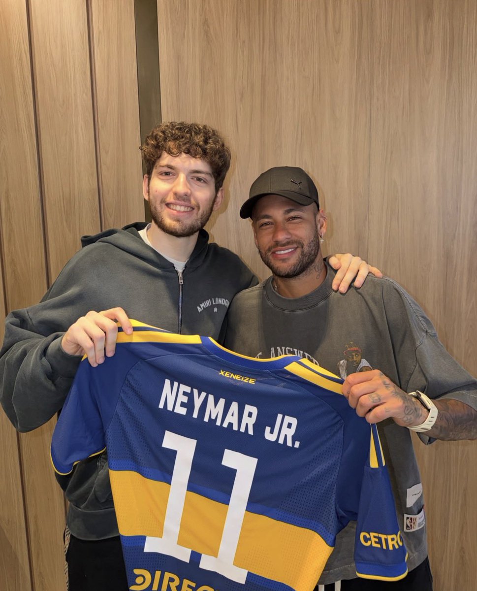 terrenoviral's tweet photo. Las palabras de Davoo Xeneize tras conocer a Neymar Jr:

"Y llegó el día en el que pude conocer a uno de los más grandes héroes de mi infancia. Todos quisimos ser él. Todos soñamos con jugar al fútbol de esa manera.”

“Gracias por tanto fútbol, maestro. Acá en Argentina te amamos todos, y me alegra mucho habértelo hecho saber.”

“Gracias por tu humildad y generosidad, Neymar, te deseo siempre lo mejor. 🇧🇷❤️🪄"