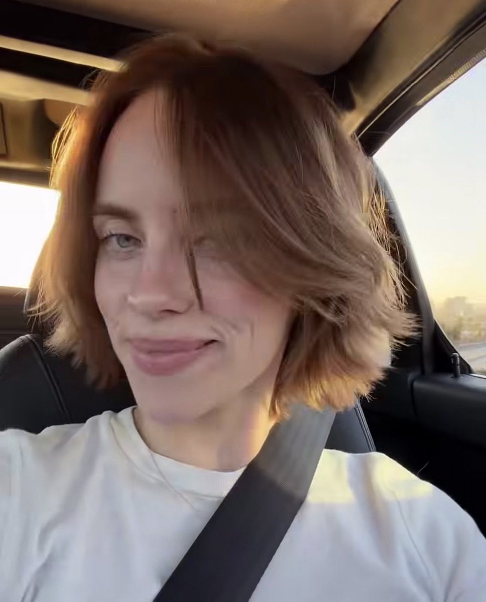 BillieSpotify_'s tweet photo. 🚨 Billie Eilish with her new hair https://t.co/FXiQPcaJDO