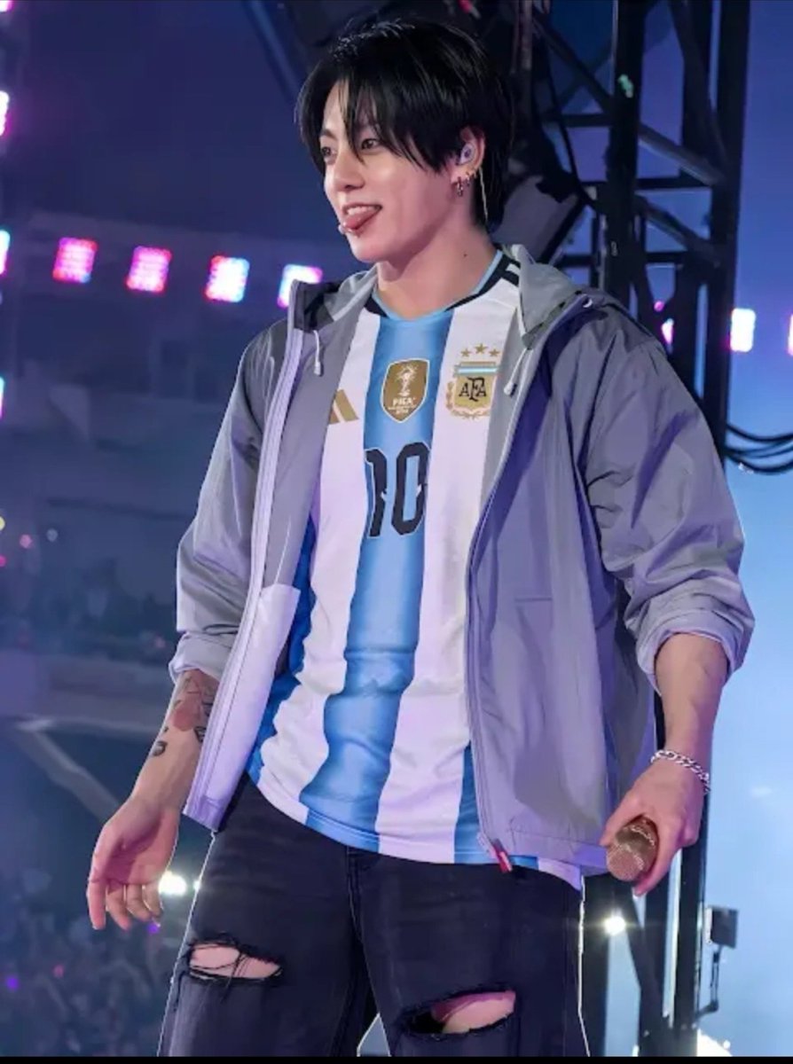 jjksgojo's tweet photo. posta que no puedo creer lo bien que le queda la de argentina aaa te amo amor https://t.co/dhAhBqnba8
