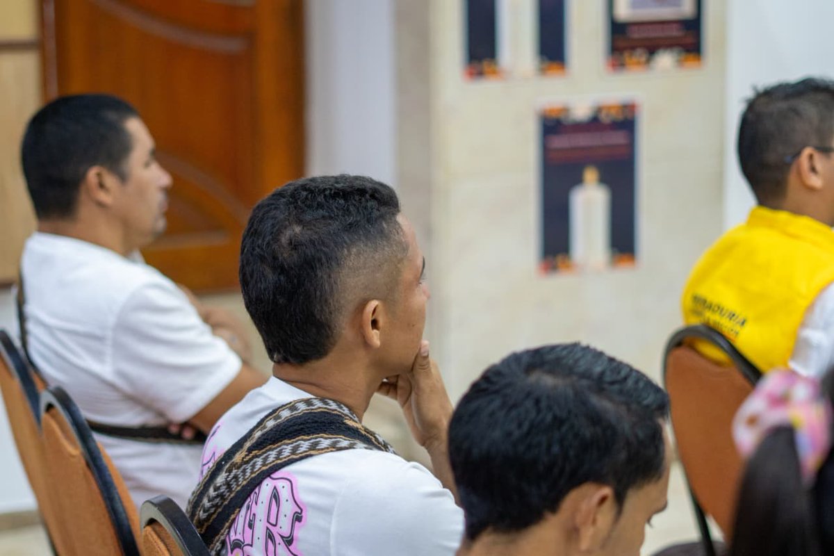 JEP_Colombia's tweet photo. La sentencia incorpora 11 obligaciones restaurativas, entre ellas, dignificar públicamente el buen nombre de las víctimas, aportar información para la búsqueda de personas desaparecidas y realizar acciones de memoria en los territorios afectados. Estas medidas incluyen reparaciones simbólicas.