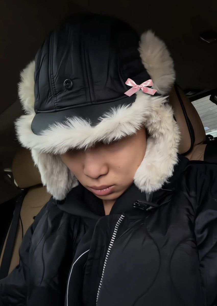 jooniebow tweet picture