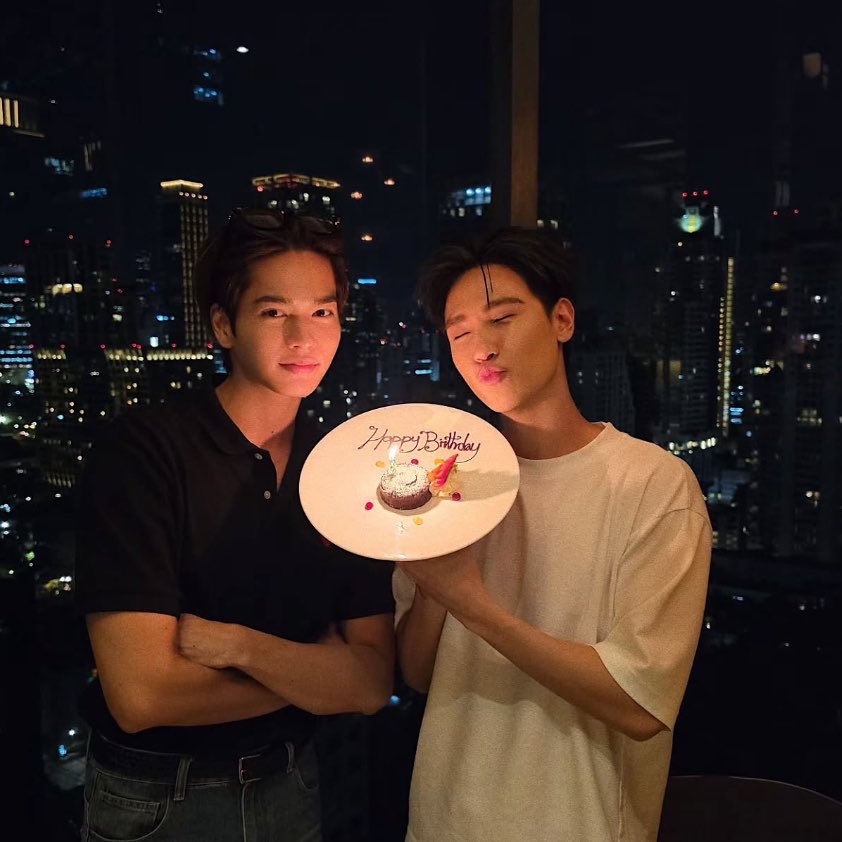 julyisloveyou's tweet photo. 🎂 to you . @ junniorrs

/ ปีนี้มาเที่ยงคืนพอดีเป๊ะเลยนี่นาน้องม้าค (🥺) พากันไปกินข้าวฉลองวันเกิดกันก่อนล่วงหน้า ธรรมดาที่แสนพิเศษมาก ๆ มุมกล้องจากน้องม้าคที่ถ่ายพี่จูมีแค่คนเดียวที่ทำได้ <3 🖐🏻⭐️

JUNIOR 30TH BLOOMING SEASON

#Junior30thBDInFullBloom https://t.co/uVpGacbgTz