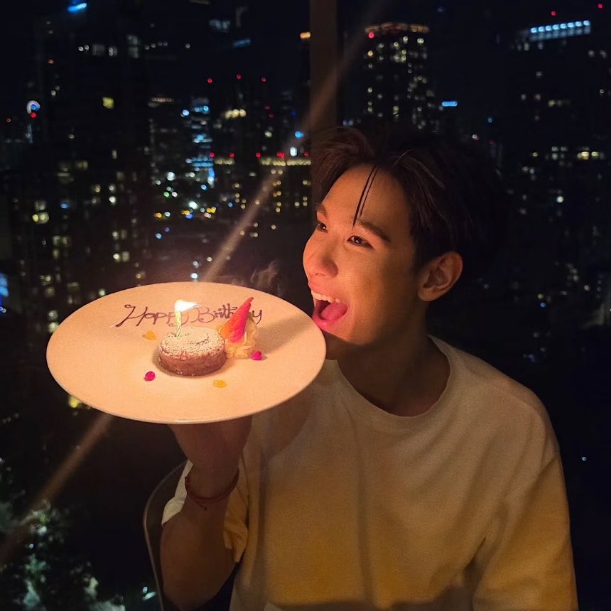 julyisloveyou's tweet photo. 🎂 to you . @ junniorrs

/ ปีนี้มาเที่ยงคืนพอดีเป๊ะเลยนี่นาน้องม้าค (🥺) พากันไปกินข้าวฉลองวันเกิดกันก่อนล่วงหน้า ธรรมดาที่แสนพิเศษมาก ๆ มุมกล้องจากน้องม้าคที่ถ่ายพี่จูมีแค่คนเดียวที่ทำได้ <3 🖐🏻⭐️

JUNIOR 30TH BLOOMING SEASON

#Junior30thBDInFullBloom https://t.co/uVpGacbgTz
