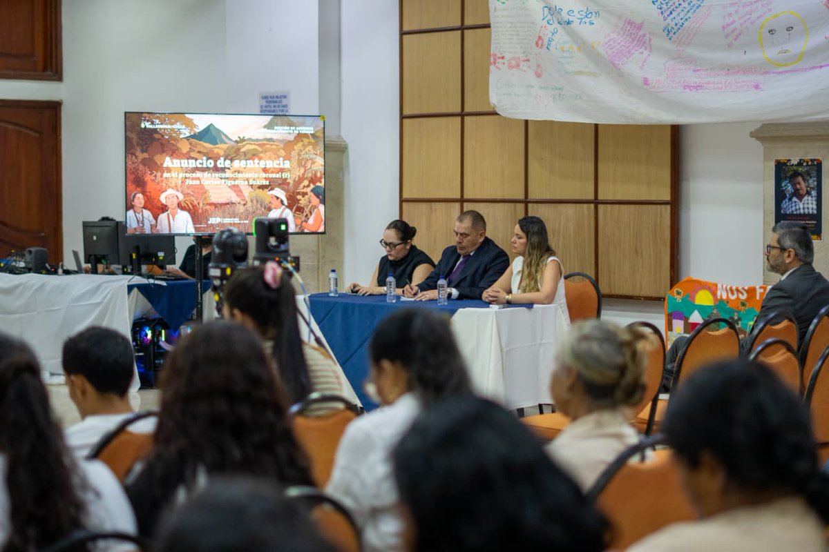 JEP_Colombia's tweet photo. El reconocimiento tardío de Figueroa y sus aportes a la verdad son garantías para el derecho a la reparación de las víctimas, en el marco de este juicio que inició por la vía adversarial y culminó en el proceso dialógico restaurativo. https://t.co/A8QOFmum4m