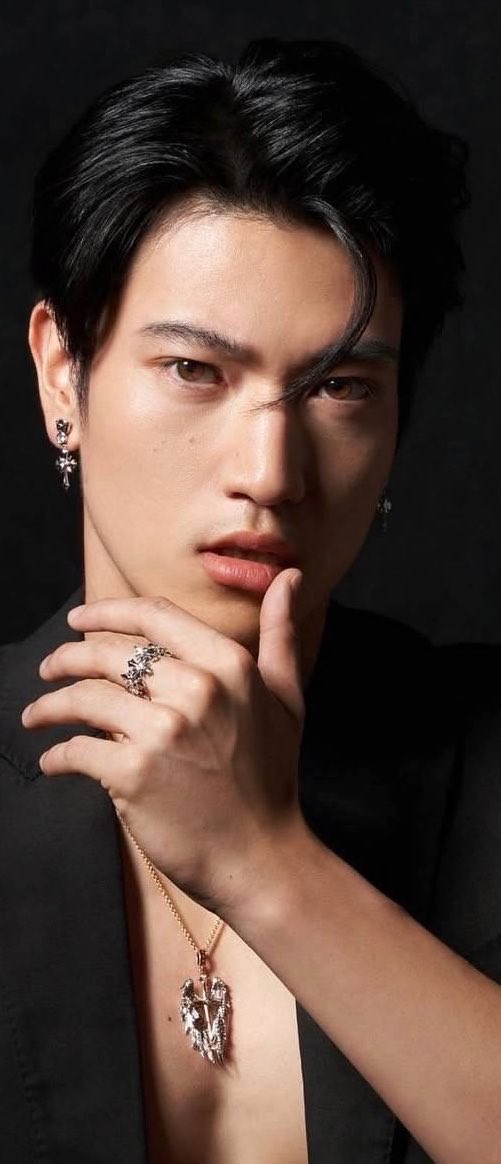 cloudyinn_'s tweet photo. ดึก ๆ เสิร์ฟลุคนี้ 🧛 #innjkrsn https://t.co/dUGNihG5uB