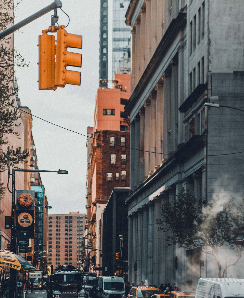 baiffrlrqctle's tweet photo. Cars rolling, people on their way, a busy street in an easygoing mood. Good to be part of it. #citylife #streets #photography https://t.co/BqjP7v9WB9