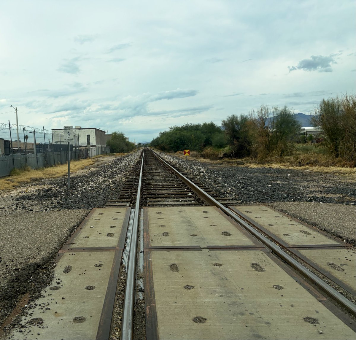 RAILMag's tweet photo. Hello from Union Pacific’s Nogales Subdivision on the south side of Tucson. As the name implies, the line connects Nogales, MEX with the former Southern Pacific main line (Lordsburg Subdivision) in Tucson. Ferromex has operating rights for cross-border traffic.🛤️ https://t.co/GBiNutpk6M