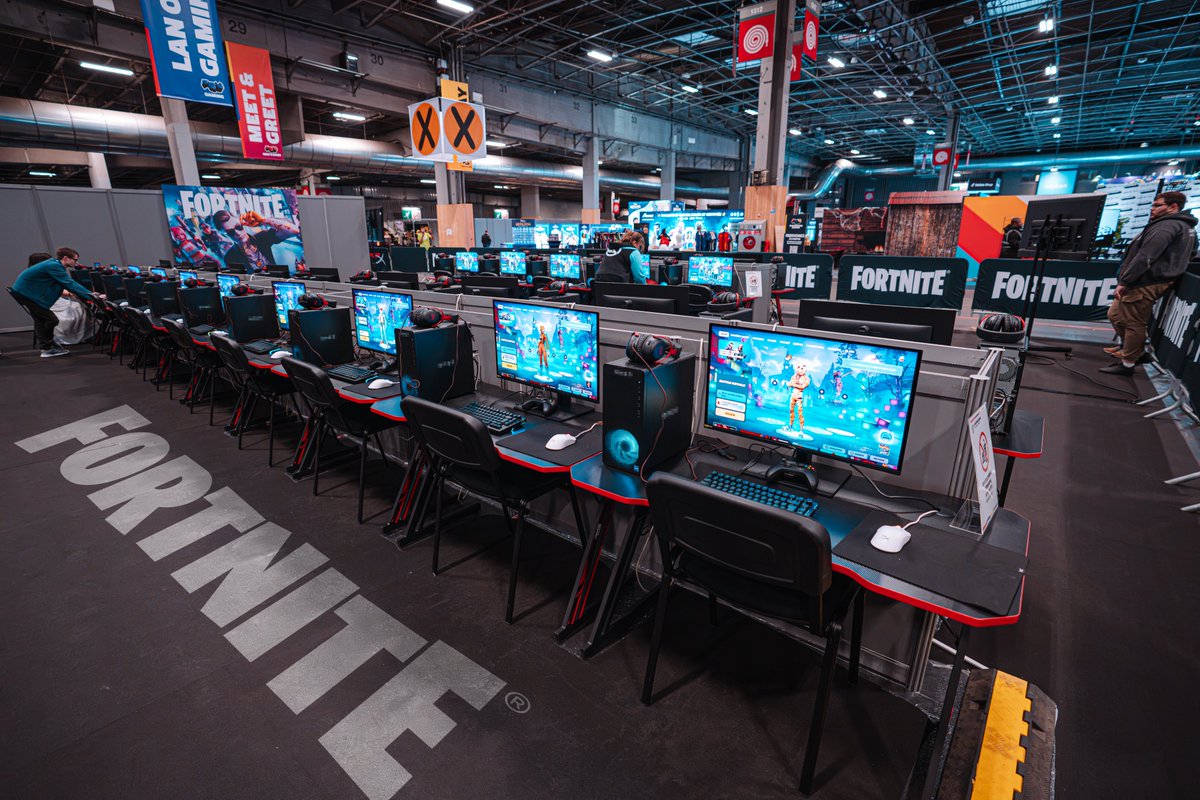 FortniteFR's tweet photo. Paris Games Week | Jour 2 👑

Ouverture dans 30 minutes... 👀 https://t.co/o8osXnYrKh
