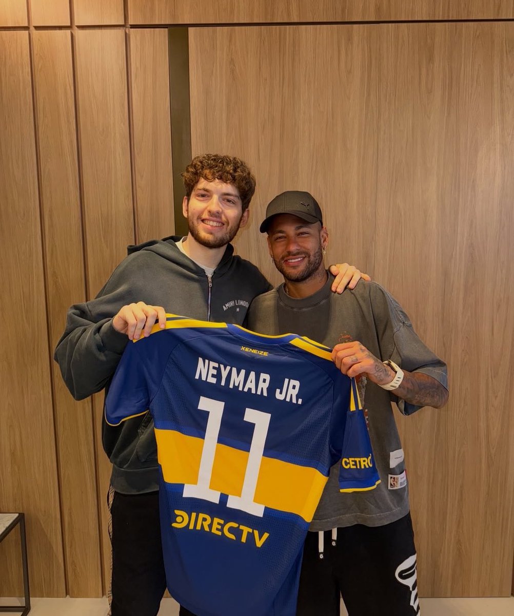 AtaqueFutbolero's tweet photo. Neymar Júnior, con la casaca de Boca, entregada por Davoo Xeneize… 🇦🇷😅 https://t.co/2eF2ParPnt