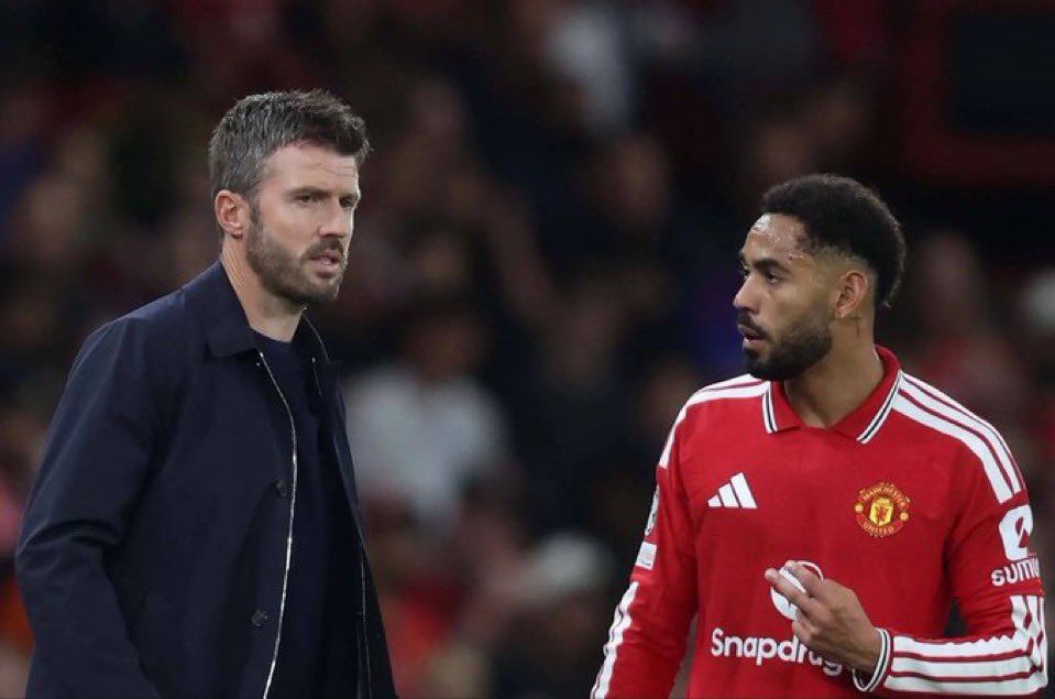 Red_Devils_PL's tweet photo. 🚨🔥 | Michael Carrick i Matheus Cunha mieli gorącą wymianę zdań wczoraj w przerwie meczu z Como. 
Carrick nie był zadowolony z występu Cunhy i padły ostre słowa. Cunha był wściekły z powodu zmiany, a po końcowym gwizdku utrzymuje się napięta atmosfera.

1️⃣ [@SullyTalkz] #MUFC https://t.co/QaiYeXG6aK