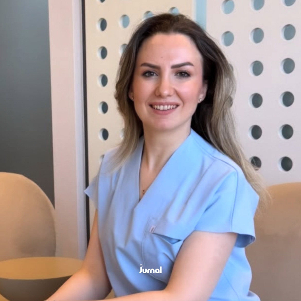 jurnalhabertr's tweet photo. Op. Dr. Sezin Yıldız:

• Kadınlarda cinsel istek en başta gelmez, süreç ilerledikçe ortaya çıkar.

• Kadınlarda cinselliğe başlama kararı genellikle ani ve yoğun bir şehvetle başlamaz.

• Yakınlık, ilgi, arzulanma hissi ve partnerle bağ kurma isteği süreci başlatır.

• Güvenli bir bağ oluştuğunda temas başlar.

• Beden bu teması güvenli algıladığında uyarılma devreye girer ve çoğu zaman istek, bu uyarılmanın ardından ortaya çıkar.

• Bu yüzden birçok kadın "neden içimden gelmiyor" diye kendisini sorgular.

• Oysa sorun çoğu zaman istek değil, kadın cinselliğinin yani cinsel siklusunun nasıl işlediğini bilmemektir.

• Yani birçok kadında arzu, başlangıç noktası değil, yakınlık ve temasın doğal sonucudur.

• Bu yüzden kendinizi suçlamayın.

• Arzunun en başta olmaması bir eksiklik değil, çoğu zaman kadın bedeninin verdiği doğal bir yanıttır.