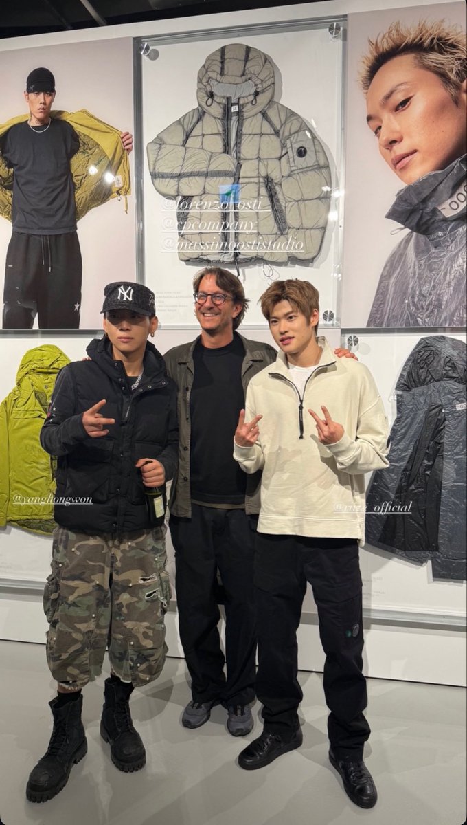 _jiraj4ri's tweet photo. รูปในงานมาเพิ่มแล้วว โซฮีร่วมถ่ายรูปกับคุณฮงวอน aka Young B (เคฮิปแชมป์โกดึงซีซั่น1) และคุณ Lorenzo Osti (ประธานแบรนด์)

สุขที่สุดในงานแล้วมั้งนั่น ได้ร่วมงานกับแบรนด์โปรดไม่พอได้เจอเคฮิปฉ่ำด้วย💂‍♂️✨

#SOHEExCPCompany #SOHEE #소희 https://t.co/IW6c3xd1Ts