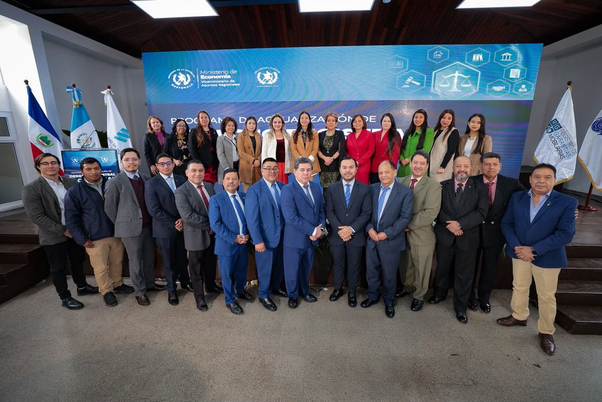 MINECOGT's tweet photo. En Quetzaltenango desarrollamos el Programa de Actualización de Derecho Registral y Comercial, dirigido a jueces y magistrados de la región, con contenidos sobre responsabilidades societarias, garantías mobiliarias, propiedad intelectual e insolvencia.

La viceministra de Asuntos Registrales, Sara Larios, destacó que “la función registral y la función jurisdiccional son distintas en su naturaleza y competencias, pero convergen en una finalidad esencial: brindar certeza jurídica y contribuir a la protección de los derechos de las personas.”

Desde el Ministerio de Economía acercamos el conocimiento de los registros a quienes interpretan y aplican la ley, facilitando una mejor comprensión de sus alcances y efectos jurídicos.

@GGarciaMineco