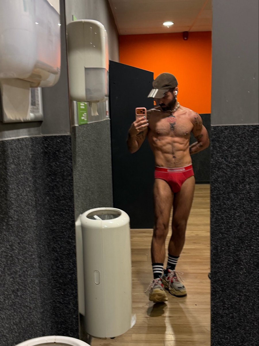 Portugaisbxl18's tweet photo. Who will join me in the gym changing rooms to suck me? 🍆💦 https://t.co/QHP7OJ3oyv