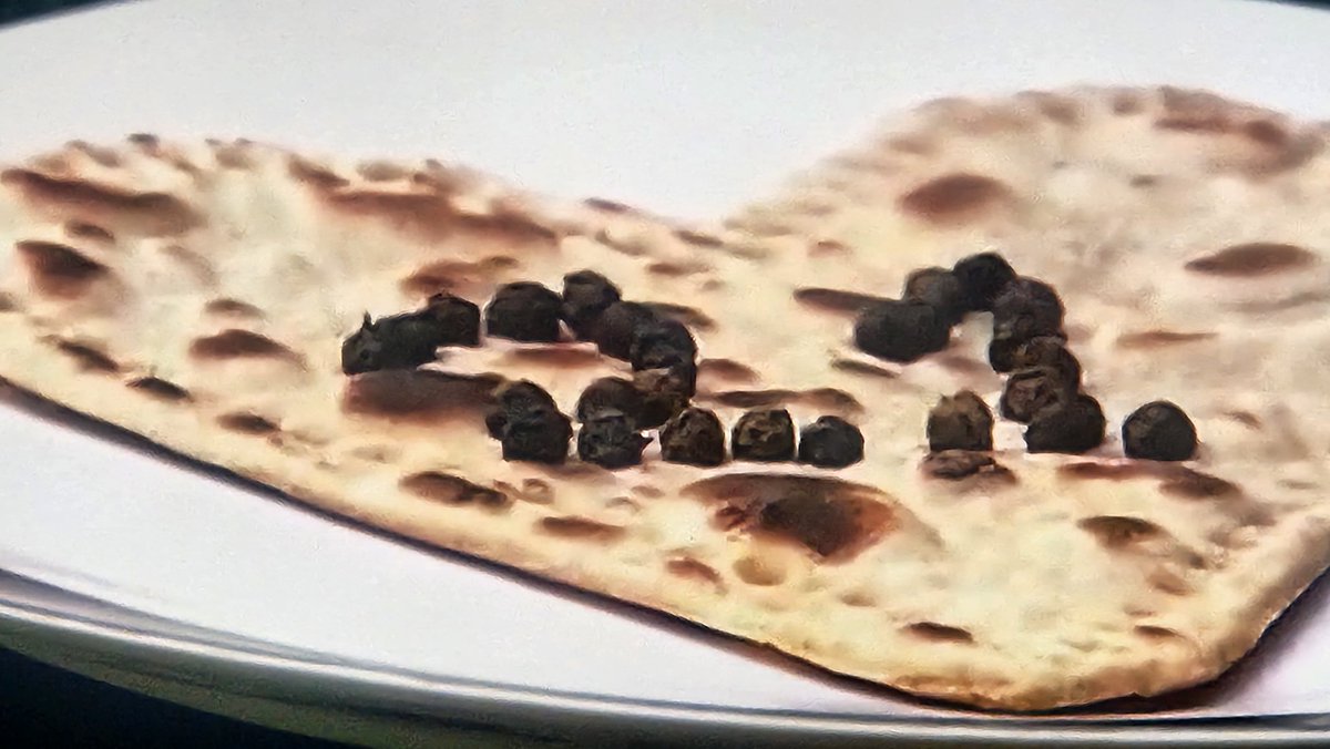 heyitsIshihere's tweet photo. Arishfa made this heart shaped roti for Qazi 😭❤
They are so bhai behen coded

#Arishfakhan
#QaziTouqeer
#BB20 #BiggBoss20 https://t.co/vvns8HqOso