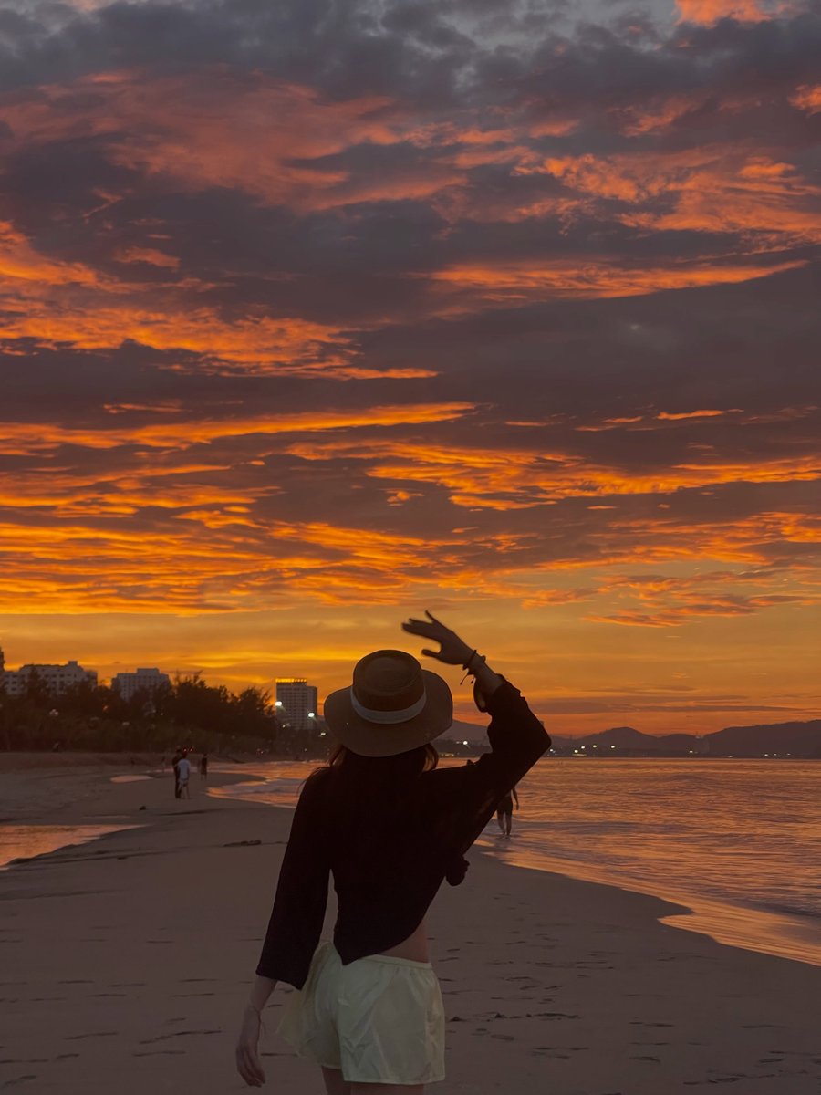 VANESSAWAYLEE's tweet photo. Sunsets prove that even endings can be beautiful. https://t.co/doNiPOyqag