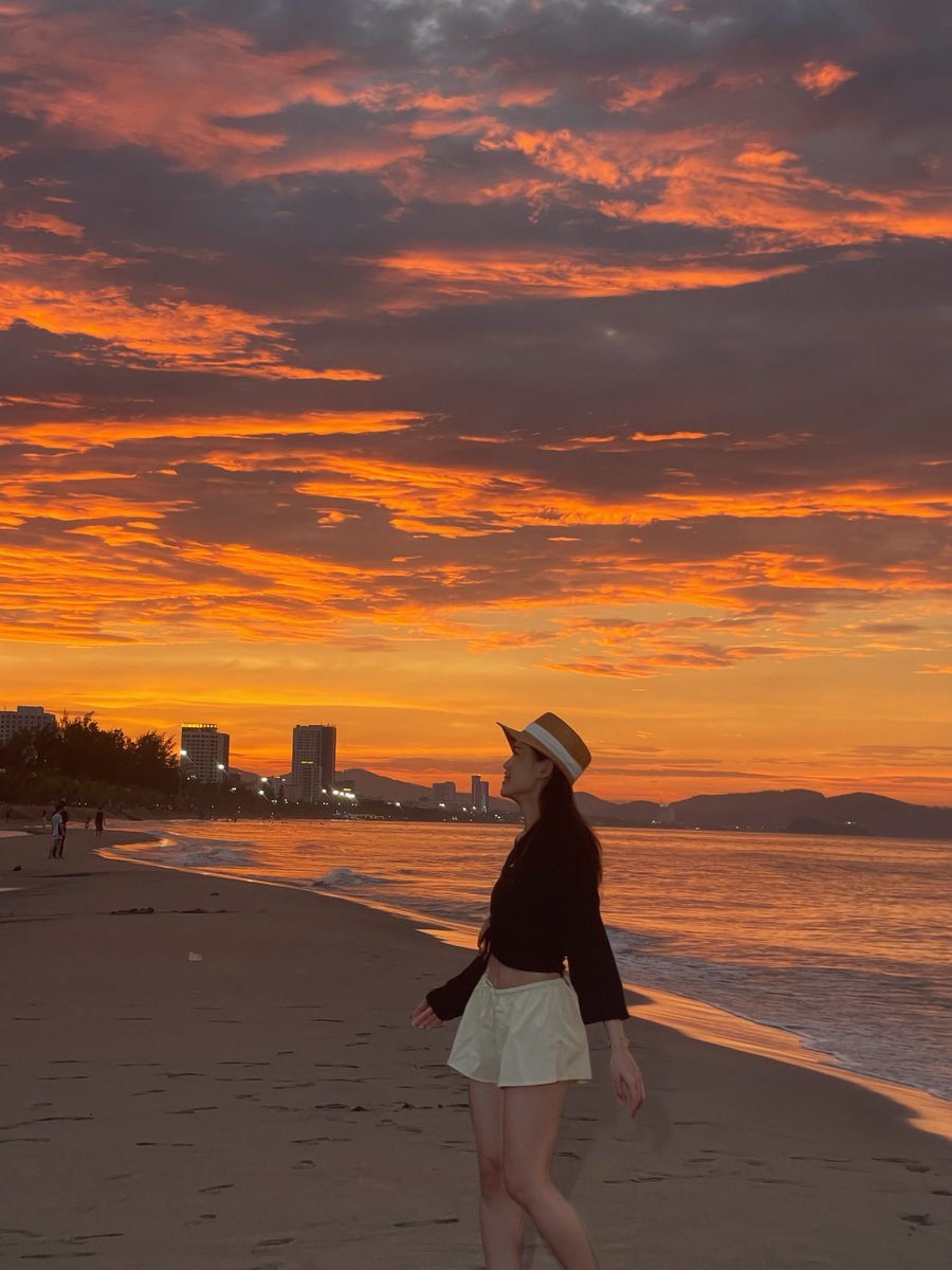 VANESSAWAYLEE's tweet photo. Sunsets prove that even endings can be beautiful. https://t.co/doNiPOyqag
