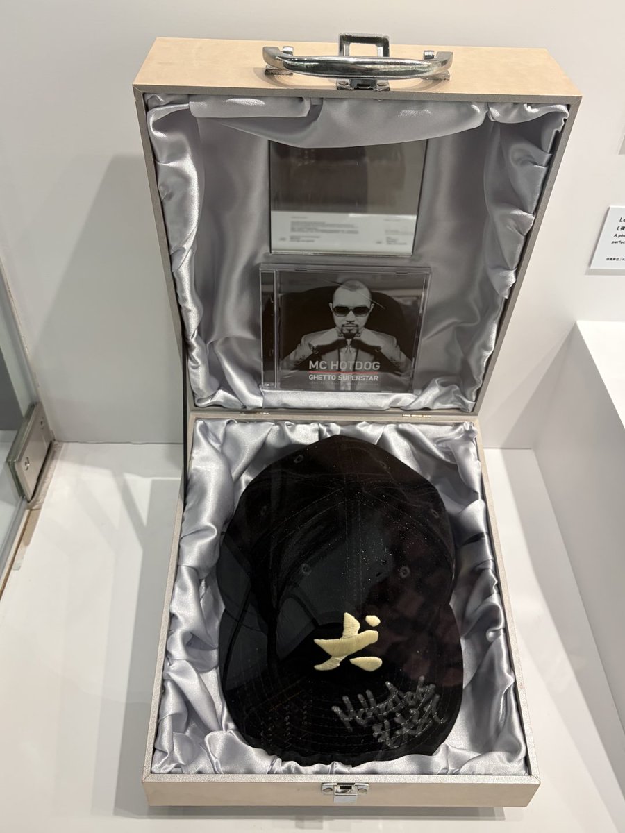 Hayunzn's tweet photo. 看歌手的手寫手稿、復古樂器、珍貴展品
一頁頁紙張，一件老物件
承載一整個時代的流行旋律🎸 https://t.co/25vY4uOAJk