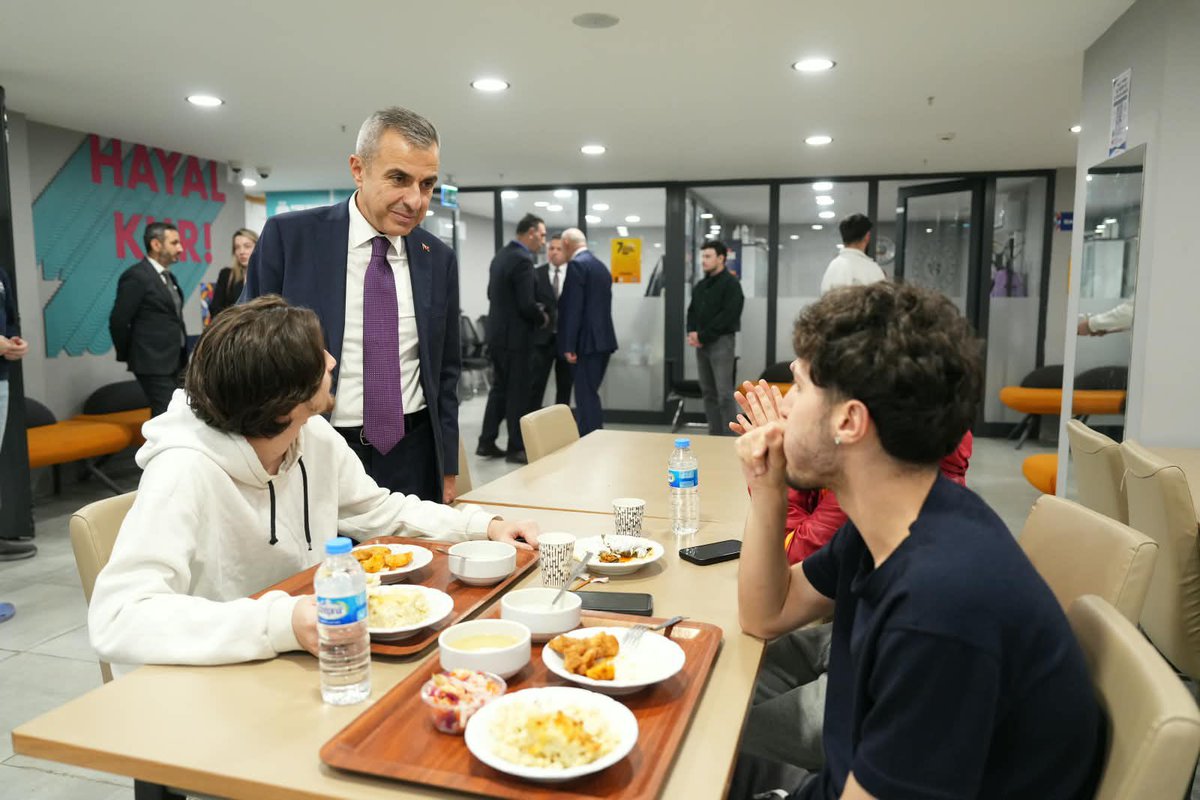 ataatasoy19's tweet photo. Haliç Öğrenci Yurdumuzu ziyaret ederek kıymetli gençlerimizle akşam yemeğinde bir araya geldim. Öğrencilerimizle hasbihal ederek üniversite hayatları, beklentileri ve gelecek planları üzerine sohbet edip,güzel bir akşam geçirdik.Gençlerimizin fikirlerini ve hedeflerini önemsiyor, onlara güveniyoruz.Her bir arkadaşıma eğitim hayatlarında başarılar diliyor, yollarının açık olmasını temenni ediyorum.
@gencliksporbak 
@TC_istanbul
@gul_davut