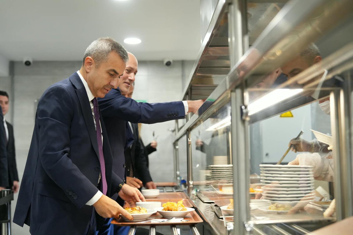 ataatasoy19's tweet photo. Haliç Öğrenci Yurdumuzu ziyaret ederek kıymetli gençlerimizle akşam yemeğinde bir araya geldim. Öğrencilerimizle hasbihal ederek üniversite hayatları, beklentileri ve gelecek planları üzerine sohbet edip,güzel bir akşam geçirdik.Gençlerimizin fikirlerini ve hedeflerini önemsiyor, onlara güveniyoruz.Her bir arkadaşıma eğitim hayatlarında başarılar diliyor, yollarının açık olmasını temenni ediyorum.
@gencliksporbak 
@TC_istanbul
@gul_davut