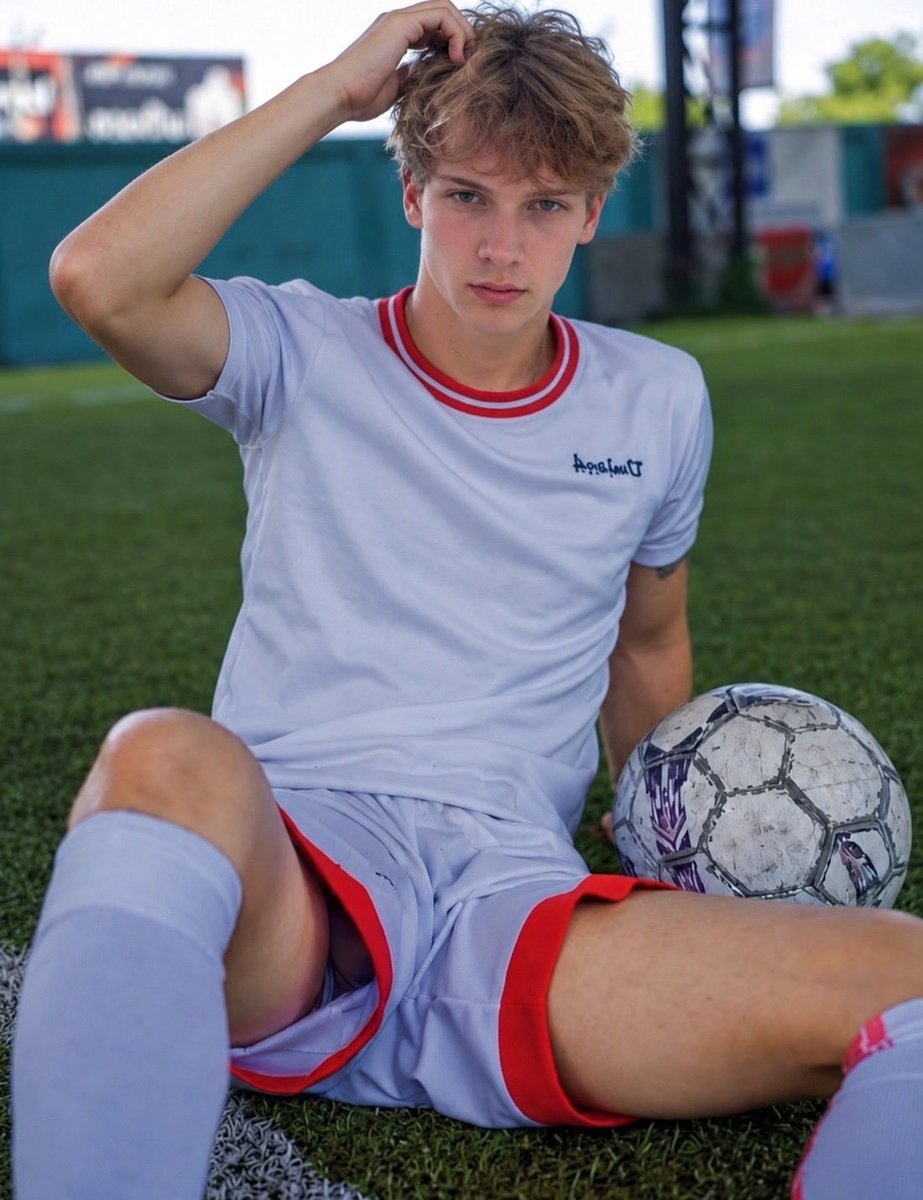 Angelzigx's tweet photo. Do you like football? https://t.co/Saza4L8Vxm