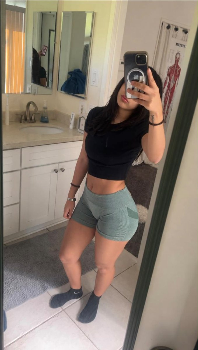 alexaablancoo's tweet photo. gym fit was fitting a little too well today 🤭 https://t.co/Jtlxnp6U5C